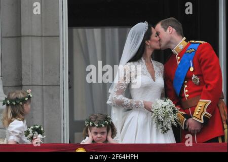 Foto del 29 aprile 2011 del Principe William e della sua sposa Principessa Caterina appaiono sul balcone di Buckingham Palace dopo la cerimonia di matrimonio a Londra, Regno Unito. Sono passati quasi 10 anni da quando il Principe William e Kate Middleton legarono il nodo. Foto di Christophe Guibbaud/ABACAPRESS.COM Foto Stock