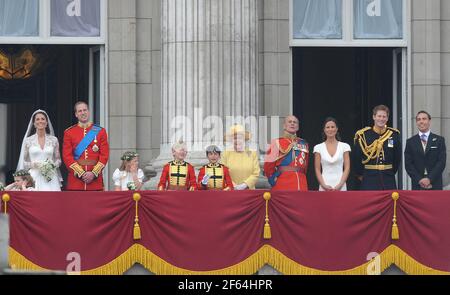 File foto datata 29 aprile 2011 del Principe William e della sua sposa Principessa Caterina appaiono sul balcone di Buckingham Palace insieme alla Regina Elisabetta, al Principe Filippo, al Principe Harry, a Pippa Middleton e a James Middleton dopo la cerimonia nuziale a Londra, UK. Sono passati quasi 10 anni da quando il principe William e Kate Middleton legavano il nodo. Foto di Mousse/ABACAPRESS.COM Foto Stock