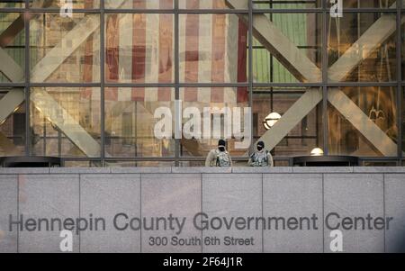 Washington, Stati Uniti. 29 marzo 2021. Soldati della Guardia Nazionale sono visti vicino al tribunale di Minneapolis, Minnesota, Stati Uniti, 29 marzo 2021. Lunedì scorso è stato ufficialmente avviato a Minneapolis, in Minnesota, il processo per omicidio dell'ex poliziotto Derek Chauvin incaricato di uccidere George Floyd, afroamericano. Credit: Ben Brewer/Xinhua/Alamy Live News Foto Stock