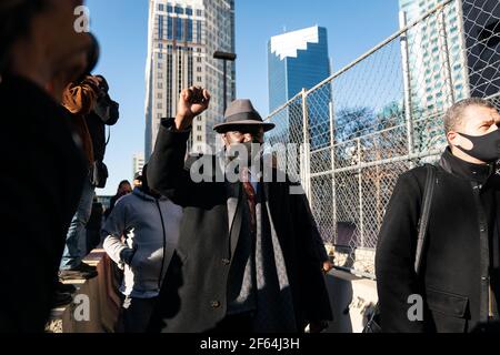 Washington, Stati Uniti. 29 marzo 2021. L'avvocato dei diritti civili ben Crump (fronte) alza il pugno prima di entrare nel tribunale di Minneapolis, Minnesota, Stati Uniti, 29 marzo 2021. Lunedì scorso è stato ufficialmente avviato a Minneapolis, in Minnesota, il processo per omicidio dell'ex poliziotto Derek Chauvin incaricato di uccidere George Floyd, afroamericano. Credit: Ben Brewer/Xinhua/Alamy Live News Foto Stock