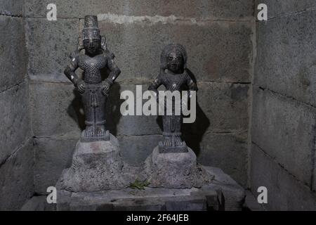 testa rimossa scultura scolpita in pietra basaltica Foto Stock