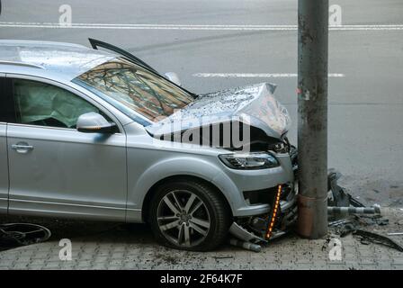 Si è schiantato e ha sbattuto l'auto nella chiocera stradale Foto Stock