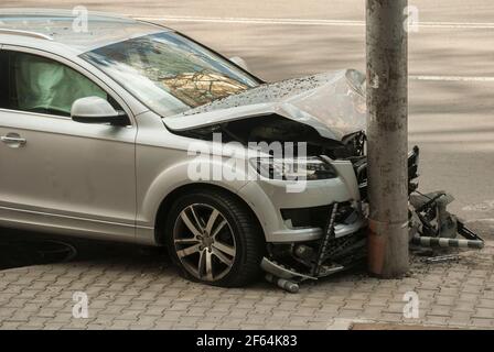 Si è schiantato e ha sbattuto l'auto nella chiocera stradale Foto Stock