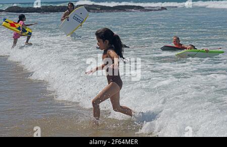 Johannesburg. 30 Marzo 2021. I bambini si divertono in una spiaggia a Durban, Sud Africa, 29 marzo 2021. Credit: Xinhua/Alamy Live News Foto Stock