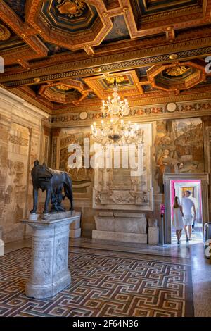 Sala del lupo con scultura in bronzo Lupo Capitolino (Lupa Capitolina) nei Musei Capitolini (Musei Capitolini), Roma, Italia Foto Stock