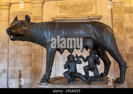 Lupo Capitolino (Lupa Capitolina) con gemelli Romolo e Remo, scultura in bronzo nei Musei Capitolini (Musei Capitolini), Roma, Italia Foto Stock