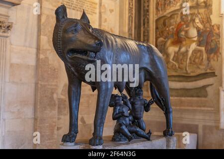 Lupo Capitolino (Lupa Capitolina) scultura in bronzo nei Musei Capitolini (Musei Capitolini), Roma, Italia Foto Stock