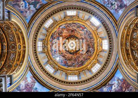 Cupola affrescata con l'apoteosi di Sant'Agnese nella Gloria di Sant'Agnese in Agone interno della chiesa barocca del XVII secolo in Piazza Navona a Roma, i Foto Stock
