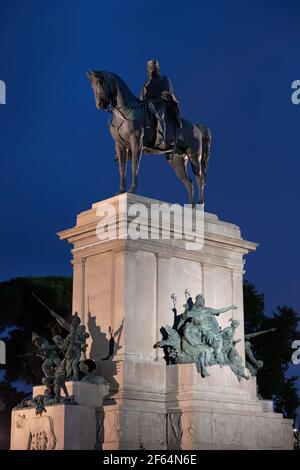 Monumento a Giuseppe Garibaldi, statua equestre (1895) di Emilio Gallori di notte sulla collina di Janiculum, Roma, Italia Foto Stock