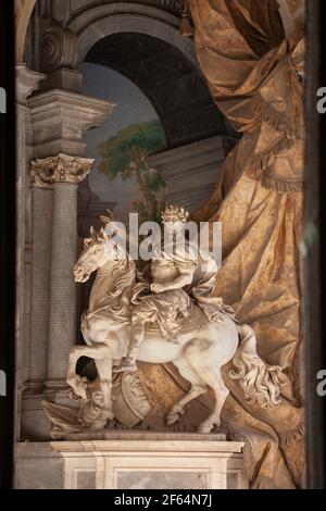 Statua equestre di Carlo Magno (1725) di Agostino Cornacchini nel portico della Basilica di San Pietro in Vaticano, Roma, Italia. Raffigura il Santo Imperatore Romano Foto Stock