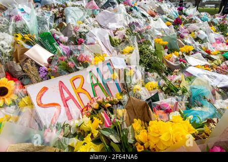 Clapham Common, Londra - poco dopo la veglia e gli arresti dal poice, la calma prevale dove i fiori sono deposti in memoria di Sarah Everard. Foto Stock