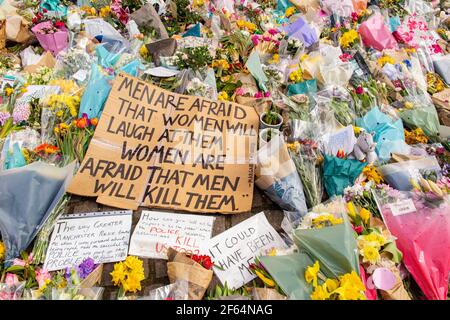 Clapham Common, Londra - poco dopo la veglia e gli arresti dal poice, la calma prevale dove i fiori sono deposti in memoria di Sarah Everard. Foto Stock