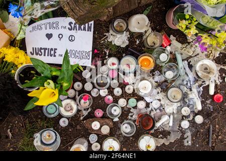 Clapham Common, Londra - poco dopo la veglia e gli arresti dal poice, la calma prevale dove i fiori sono deposti in memoria di Sarah Everard. Foto Stock