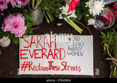 Clapham Common, Londra - poco dopo la veglia e gli arresti dal poice, la calma prevale dove i fiori sono deposti in memoria di Sarah Everard. Foto Stock