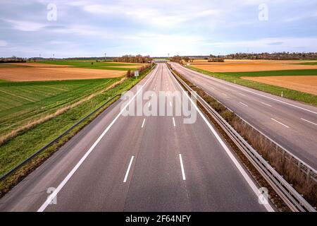 un'autostrada vuota durante il blocco della corona Foto Stock
