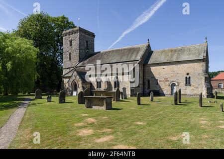 La chiesa di Tutti i Santi nel Nord Yorkshire villaggio di Hovingham; detto di avere una delle più belle torri sassone nel nord dell'Inghilterra Foto Stock