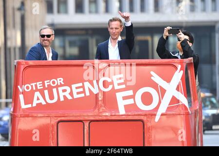 Leader del Reclaim Party, Laurence Fox (al centro), alla scoperta del suo bus di battaglia nel centro di Londra in vista della prossima campagna elettorale Mayoral di Londra. Data immagine: Martedì 30 marzo 2021. Foto Stock