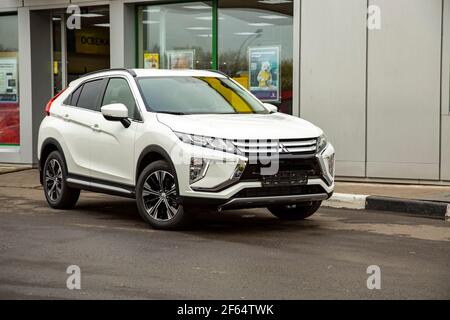 MOSCA, RUSSIA - 30 SETTEMBRE 2019: L'esterno della nuova SUV auto Mitsubishi Eclipse Cross. Incrocio sulla strada cittadina Foto Stock