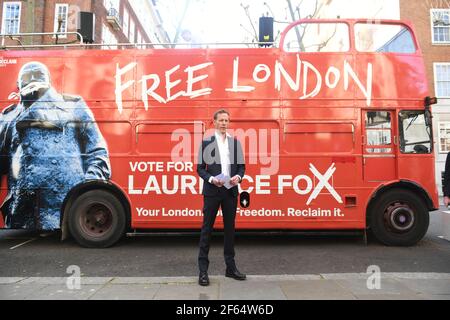 Leader del Partito di rivendicazione, Laurence Fox, alla presentazione del suo autobus di battaglia 'Londra libera' nel centro di Londra in vista della prossima campagna elettorale Mayoral di Londra. Data immagine: Martedì 30 marzo 2021. Foto Stock