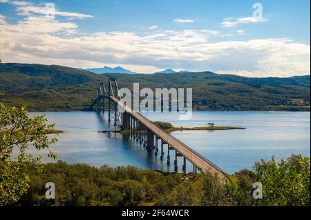 Ponte di Tjeldsund in Norvegia che attraversa la terraferma e l'isola Di Hinnoya Foto Stock