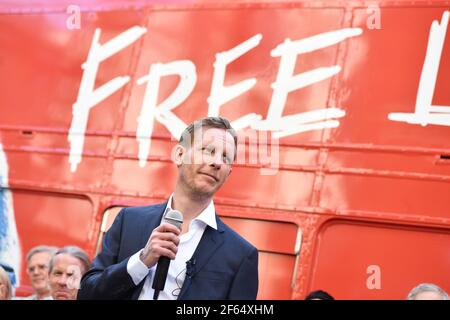 Leader del Partito di rivendicazione, Laurence Fox, alla presentazione del suo autobus di battaglia 'Londra libera' nel centro di Londra in vista della prossima campagna elettorale Mayoral di Londra. Data immagine: Martedì 30 marzo 2021. Foto Stock