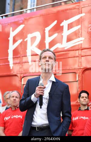 Leader del Partito di rivendicazione, Laurence Fox, alla presentazione del suo autobus di battaglia 'Londra libera' nel centro di Londra in vista della prossima campagna elettorale Mayoral di Londra. Data immagine: Martedì 30 marzo 2021. Foto Stock