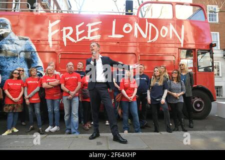 Leader del Partito di rivendicazione, Laurence Fox, alla presentazione del suo autobus di battaglia 'Londra libera' nel centro di Londra in vista della prossima campagna elettorale Mayoral di Londra. Data immagine: Martedì 30 marzo 2021. Foto Stock