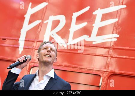 Leader del Partito di rivendicazione, Laurence Fox, alla presentazione del suo autobus di battaglia 'Londra libera' nel centro di Londra in vista della prossima campagna elettorale Mayoral di Londra. Data immagine: Martedì 30 marzo 2021. Foto Stock