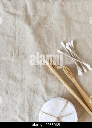 Concetto minimo zero rifiuti singoli articoli per la cura della pelle e l'igiene su fondo tessile naturale. Vista dall'alto. Spazio di copia Foto Stock