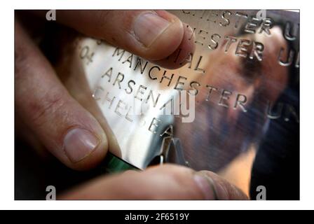 La Coppa di premiership in corso di incisione per l'anno 2005, ad Aspreys sul vecchio Bond st da Philip sale.pic David Sandison 4/5/2005 Foto Stock