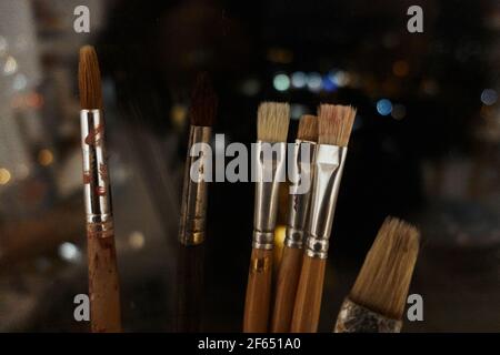 Set di diversi pennelli per pittori professionali. Varietà di pennelli per disegno acquerello in studio d'arte. Foto di alta qualità Foto Stock