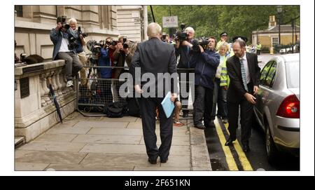 Lord Butler arriva alla conferenza stampa per rilasciare il suo Report onf Intelligence on Weapons of Mass DostruttionPic David Sandison 14/07/2004 Foto Stock