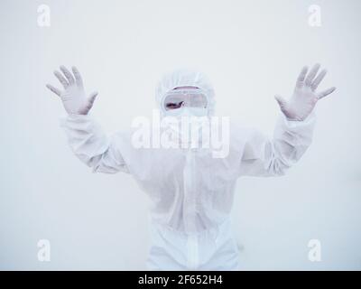 Medico o scienziato asiatico in uniforme della suite PPE che mostra il segno di stop. Coronavirus o COVID-19 concetto isolato sfondo bianco Foto Stock