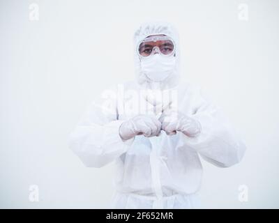 Medico o scienziato asiatico in suite PPE uniforme mostrando x segno con le dita per smettere di fare qualcosa mentre si guarda avanti. Gesturing stop, avviso o Foto Stock