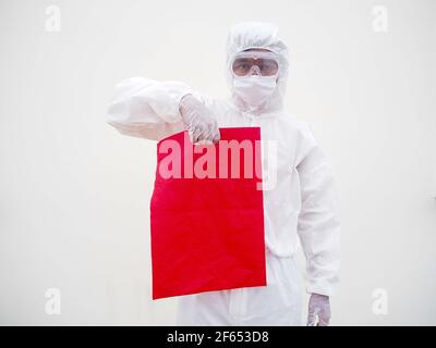 Medico o scienziato asiatico in uniforme DPI suite. Custodia in tela per mockup o per il vostro design. Coronavirus o COVID-19 concetto isolato con Foto Stock