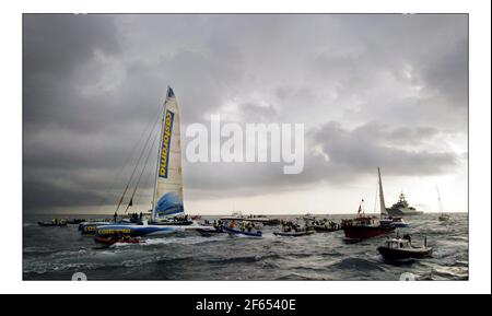 Ellen MacArthur arriva a Falmouth dopo aver infranto il Round The World, non stop a mano singola record.pic David Sandison 8/2/2004 Foto Stock