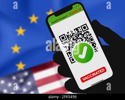 Persona vaccinata che usa l'app per passaporto sanitario digitale nel telefono cellulare per viaggiare durante la pandemia di covid-19 in base alla bandiera degli Stati Uniti e dell'Unione europea. Foto Stock