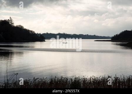 Vista su Lough Erne e piccola barca da pesca, Irlanda Foto Stock