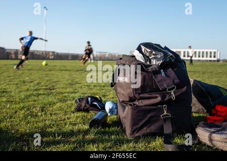 I giovani che giocano una sessione di allenamento di calcio di base nel pomeriggio di primavera Dopo il terzo blocco, le restrizioni consentono la partecipazione il 29 marzo 2021 Foto Stock