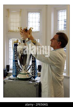 La Coppa di premiership in corso di incisione per l'anno 2005, ad Aspreys sul vecchio Bond st da Philip sale.pic David Sandison 4/5/2005 Foto Stock