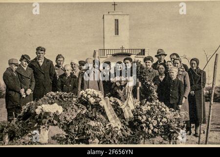 Lettonia - CIRCA anni '30: Persone alla cerimonia funeraria. Foto di gruppo nel cimitero. Vintage archivio Art deco era foto Foto Stock