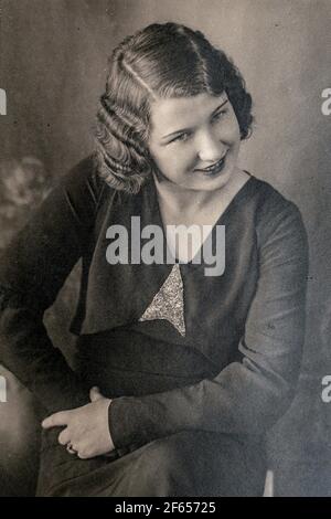 Germania - CIRCA 1930: Ritratto di Lady. Donna in studio. Vintage carte de Viste Art Deco foto epoca Foto Stock