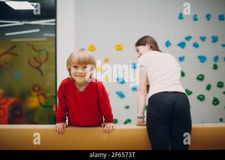 I bambini che fanno esercizi di ginnastica con fascio bilanciato in palestra presso l'asilo o la scuola elementare. Concetto di sport e fitness per bambini Foto Stock