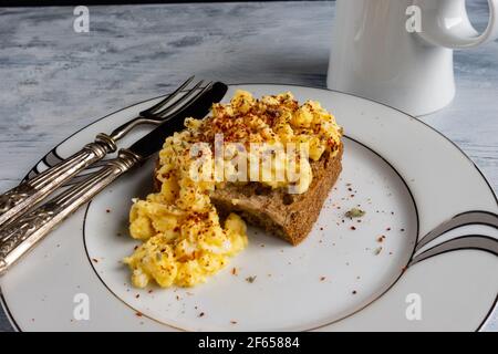 Uova strapazzate su pane integrale con spezie, concetto di fotografia alimentare Foto Stock