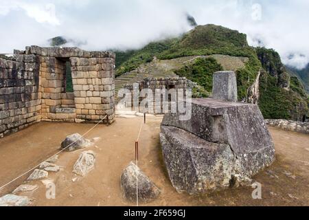 Machu Picchu, pietra di Intihuatana, particolare della città inca peruviana, patrimonio mondiale dell'unesco, valle sacra, regione di Cusco, sentiero Inca, Perù Foto Stock