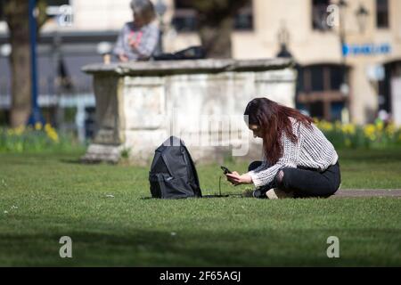 Birmingham, Regno Unito. 30 Marzo 2021. La gente gode del sole nei giardini della cattedrale nel centro di Birmingham. Credit: Peter Lopeman/Alamy Live News Foto Stock