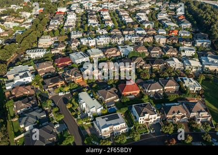 Vista aerea ad alto angolo di case e strade esclusive, a nord-ovest di Sydney, Australia. Foto Stock