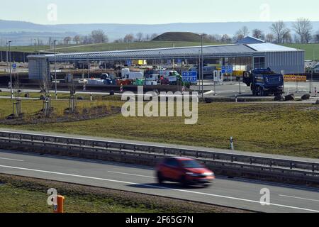 30 marzo 2021, Turingia, Sömmerda: La stazione di servizio di Leubingen Fürstenhügel sull'autostrada A71 è ancora un cantiere. È uno dei progetti che fanno parte dell'International Building Exhibition (IBA) in Turingia. In futuro, un sentiero porterà dall'area di servizio a un tumulo di sepoltura di 4,000 anni dall'età del bronzo. Foto: Martin Schutt/dpa-Zentralbild/dpa Foto Stock