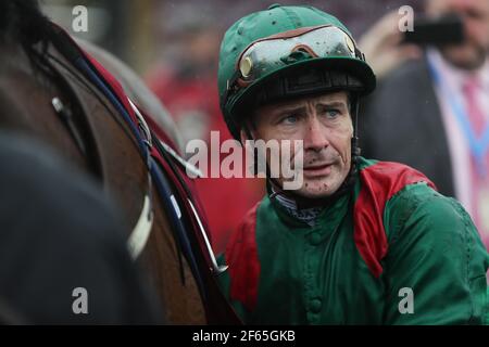 File photo datato 20-08-2017 di Jockey Pat Smullen nell'anello della parata dopo aver vinto il Qatar Airways Royal Whip Stakes a bordo di Shamreen all'Ippodromo di Curragh. Data di emissione: Martedì 30 marzo 2021. Foto Stock