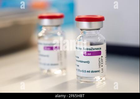 Madrid, Spagna. 30 Marzo 2021. Fiale di vaccino AstraZeneca contro il coronavirus (COVID-19) durante il primo giorno di vaccinazione di massa per la popolazione tra i 60 e i 65 anni nello stadio metropolitano di Wanda. Credit: Marcos del Mazo/Alamy Live News Foto Stock